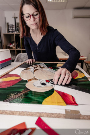 Caroline Chaignay, maître verrier à Sanary-sur-Mer, au travail dans son atelier