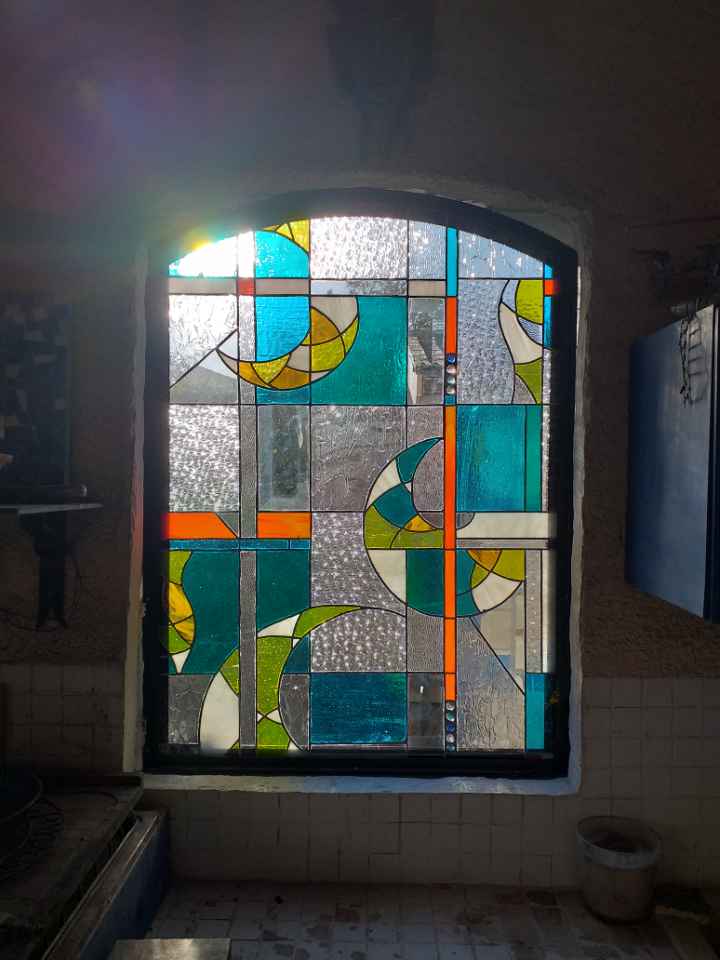Vitrail abstrait lunes